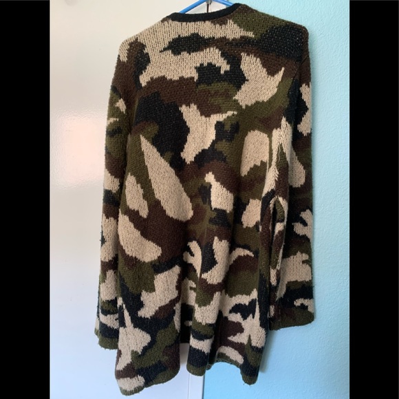 Urban Outfitters Camo Cardigan With Pockets - Picture 2 of 3